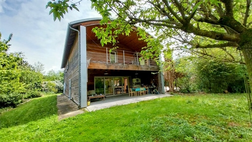 Architect-designed house on beautiful wooded land