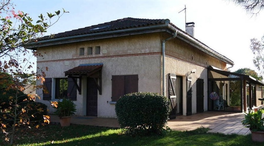 Maison familiale traditionnelle de 7 pièces - surface au sol de 175m2 - 31 Cugnaux.