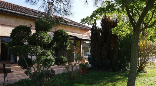 Traditional family house with 7 rooms - floor space of 175m2 - 31 Cugnaux.