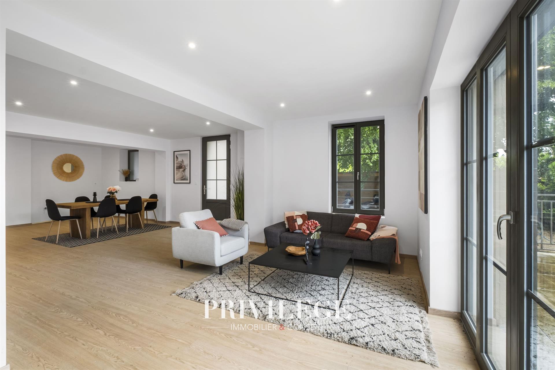 Élégant T4 de 117m2, avec terrasse au Cœur d'une Maison Bourgeoise Réhabilitée
