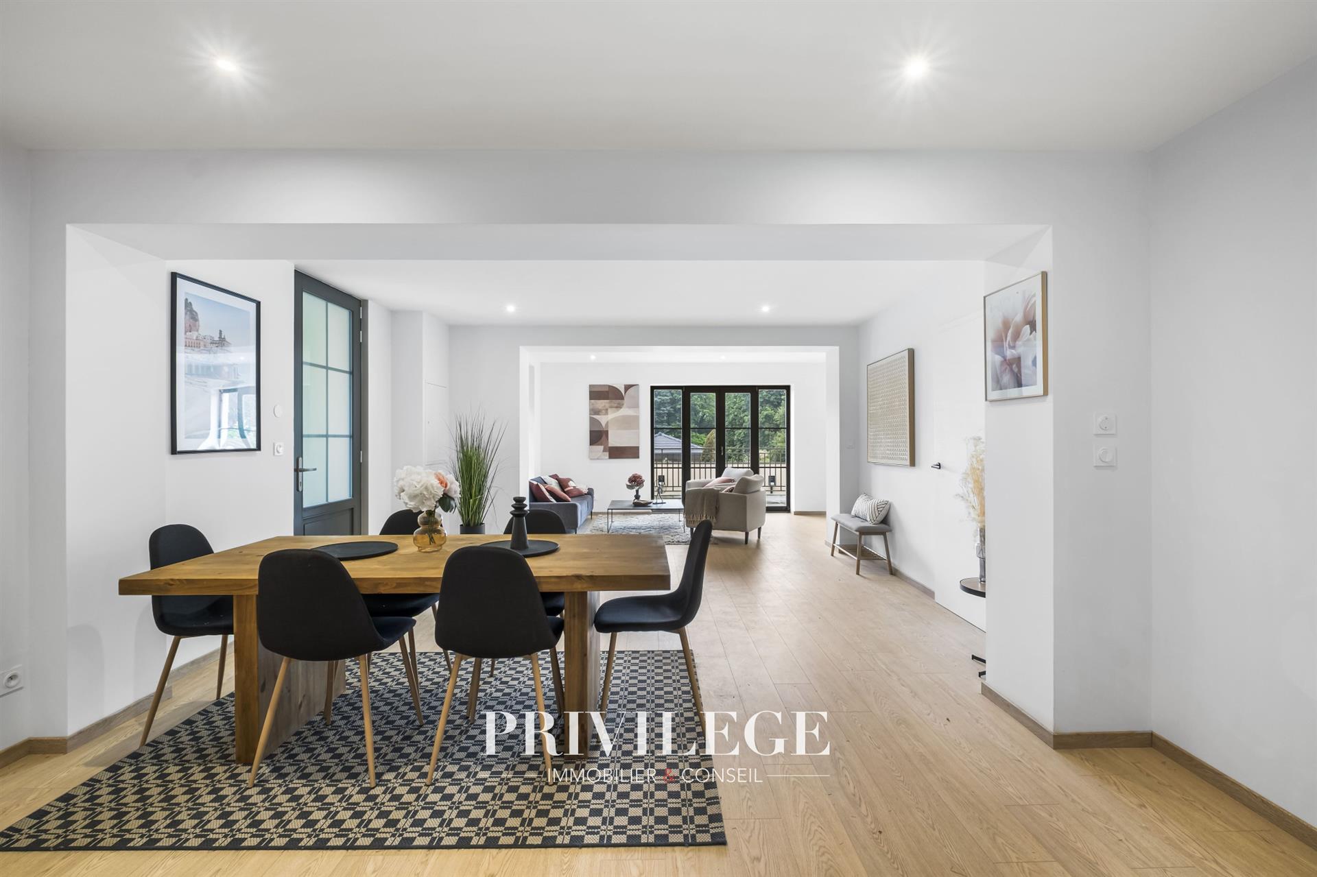 Élégant T4 de 117m2, avec terrasse au Cœur d'une Maison Bourgeoise Réhabilitée