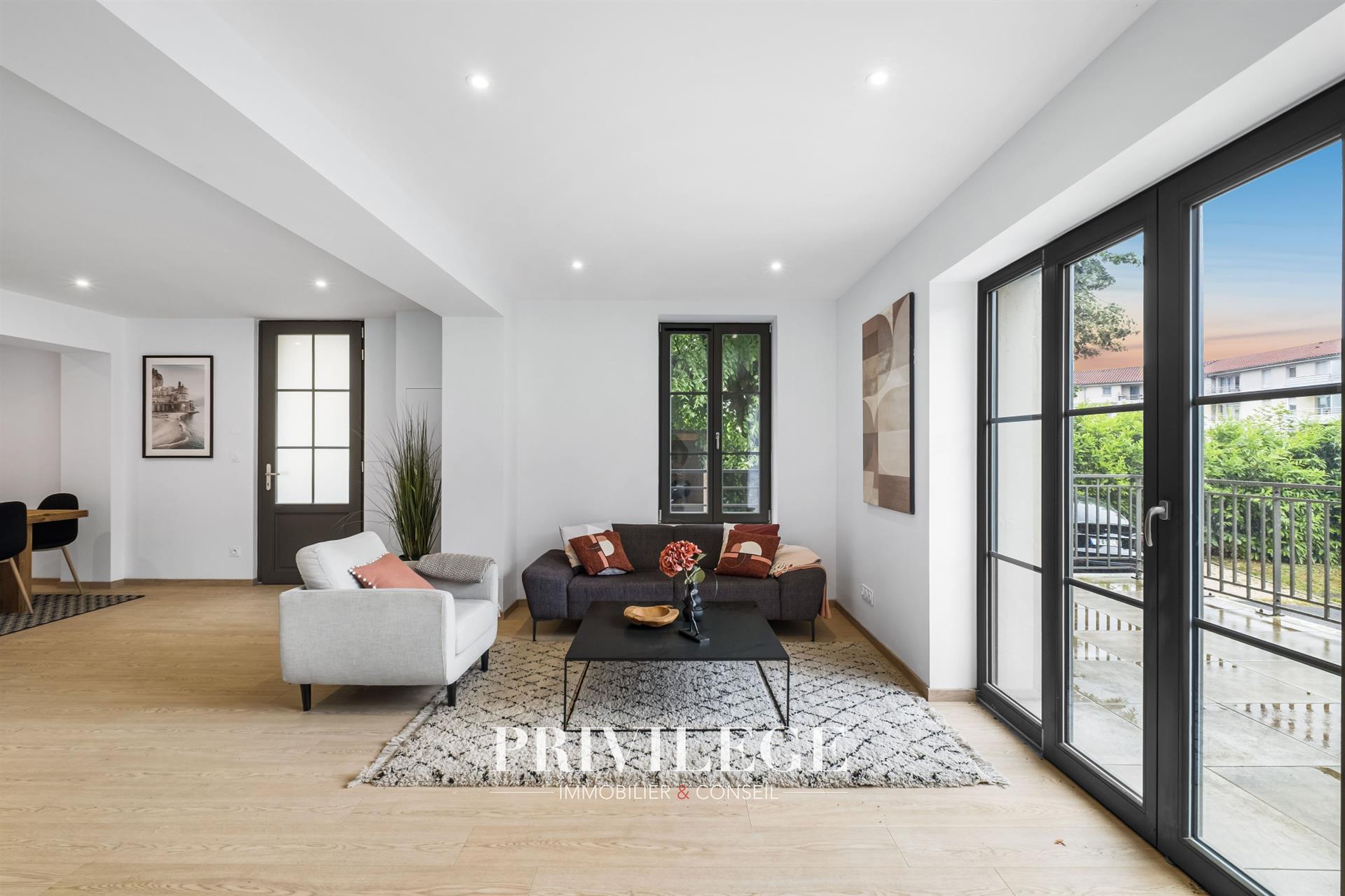 Élégant T4 de 117m2, avec terrasse au Cœur d'une Maison Bourgeoise Réhabilitée