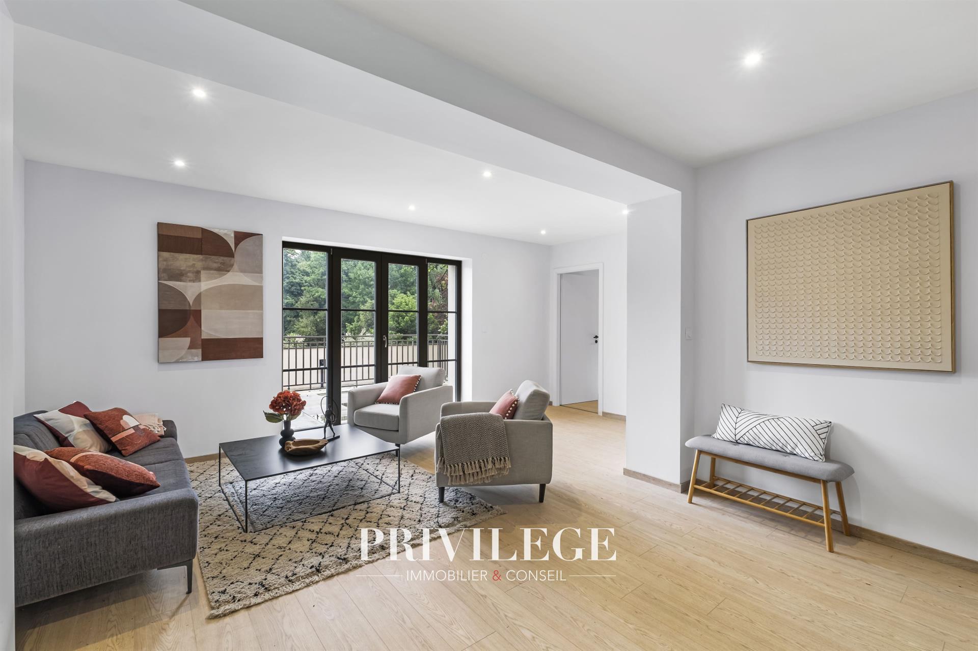 Élégant T4 de 117m2, avec terrasse au Cœur d'une Maison Bourgeoise Réhabilitée