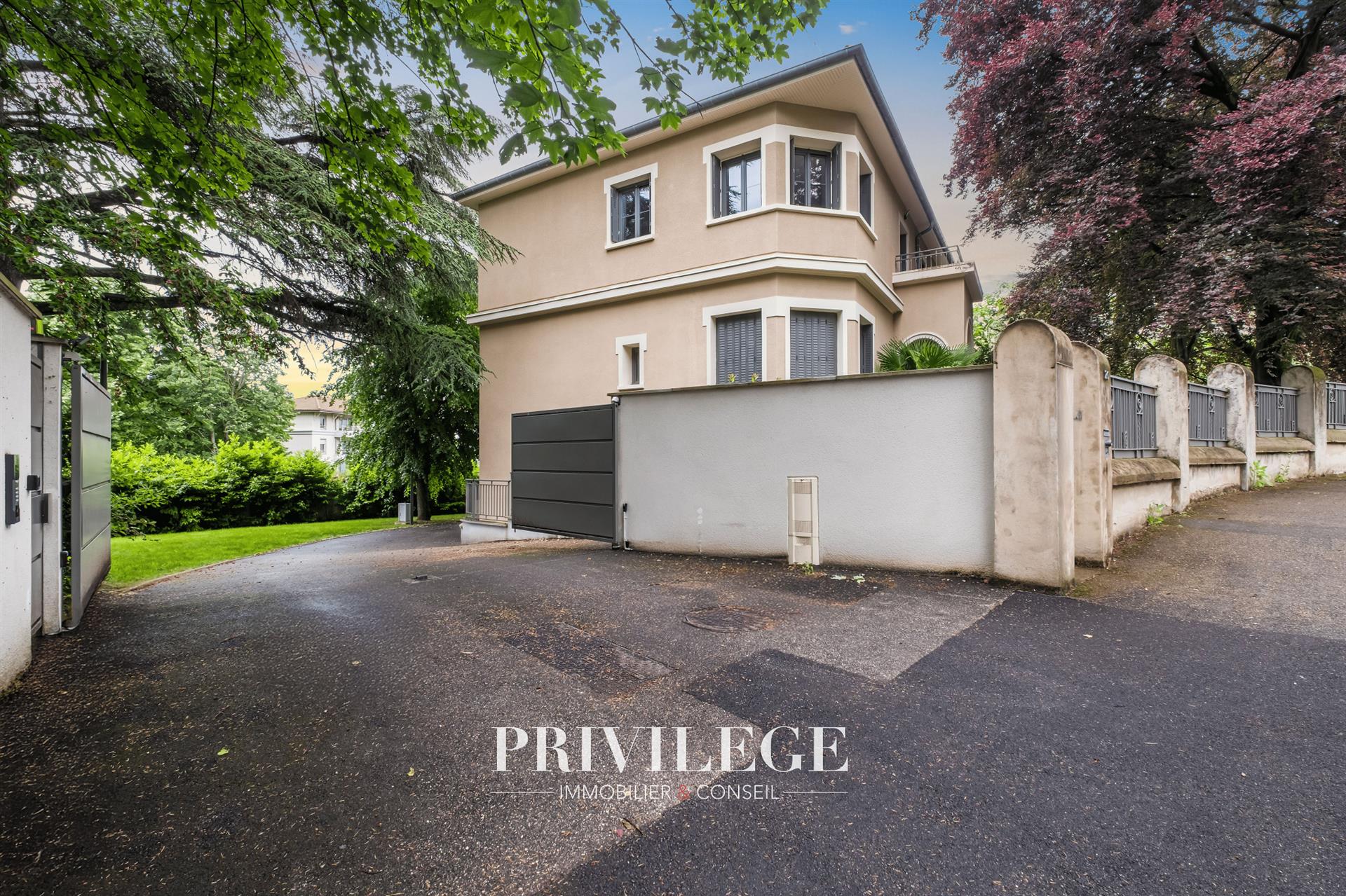 Élégant T4 de 117m2, avec terrasse au Cœur d'une Maison Bourgeoise Réhabilitée