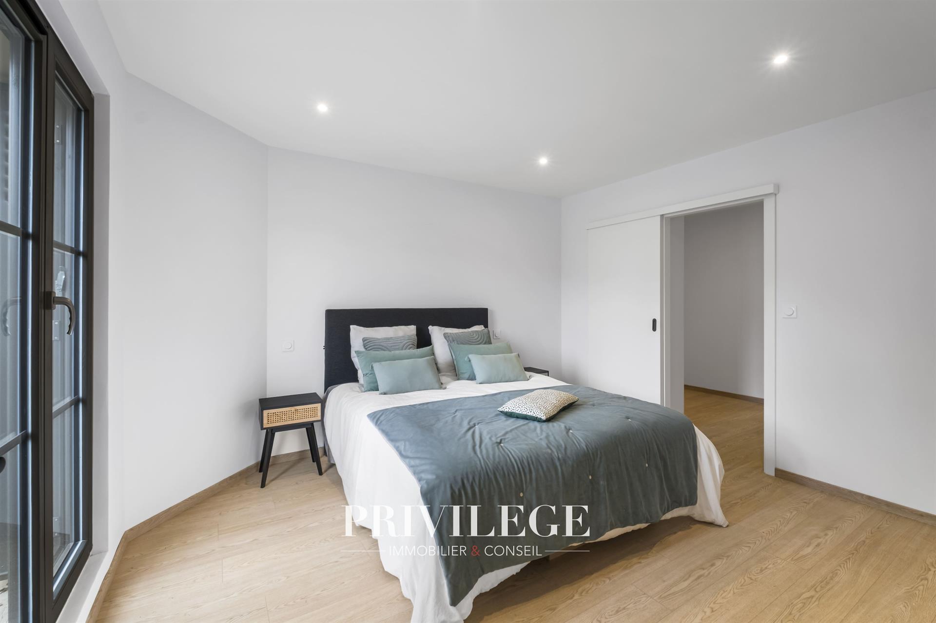 Élégant T4 de 117m2, avec terrasse au Cœur d'une Maison Bourgeoise Réhabilitée