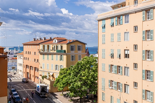 Nice - Le Port - Superbe appartement 3 pièces rénové, en avant-dernier étage avec balcon terrasse