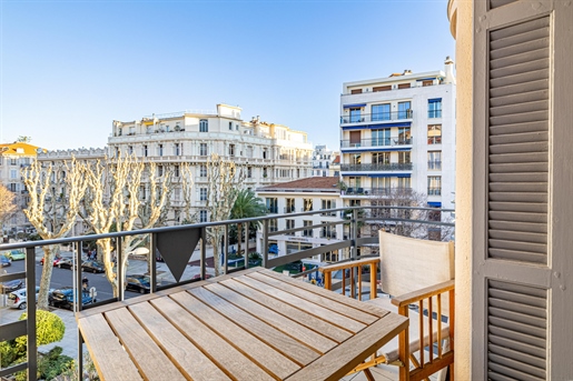 Nice - Victor Hugo - Renovated 2-room apartment, on a high floor, with balconies