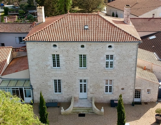 Dpt Charente Maritime (17) Maison de Maître du XVIIe siècle à Tonnay-Charente 10 pièces et 260 m² -