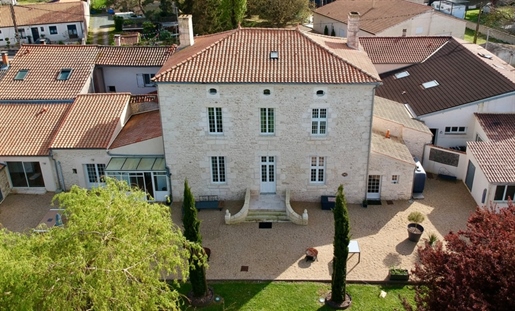 Dpt Charente Maritime (17) Maison de Maître du XVIIe siècle à Tonnay-Charente 10 pièces et 260 m² -