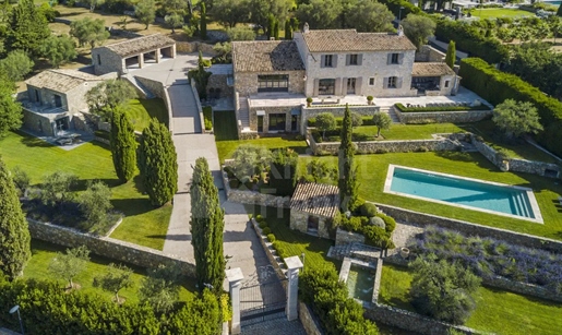 Mougins: Een luxe stenen villa met zwembad en uitzicht op zee