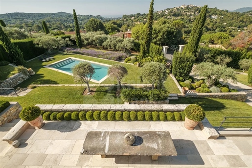 Mougins : A Luxurious Stone Villa with Pool and Sea View