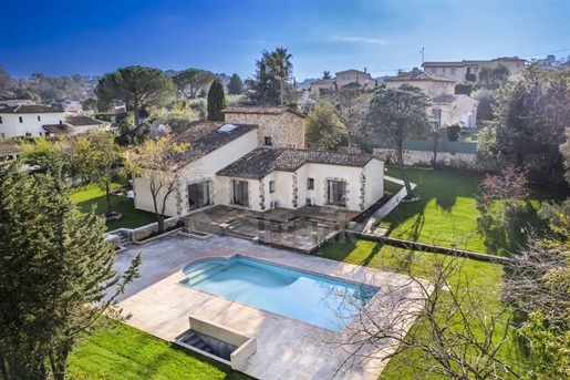 Valbonne : A Stunning Character House with Pool and Garden i