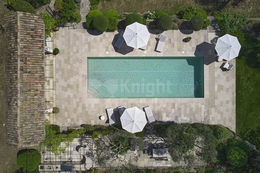 Grasse: Een parfumeurshuis met een zwembad en uitzicht