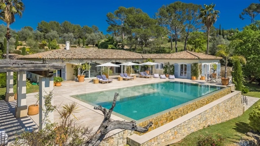 Mougins - Superb villa with panoramic views in a secure estate
