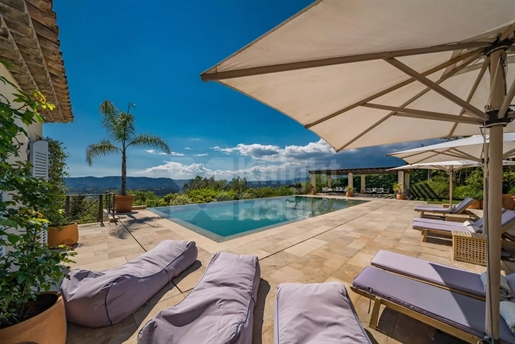 Mougins - Superb villa with panoramic views in a secure estate