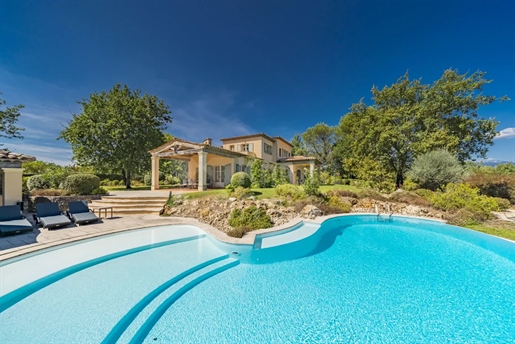 Schöne Villa am Golf de Terre Blanche in der Provence