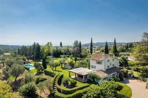 Grasse : A Charming Farmhouse with Pool and Tennis Court