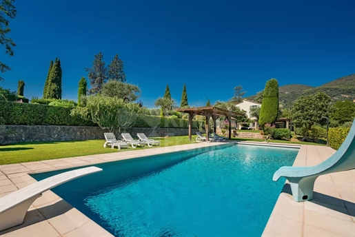 Grasse : A Charming Farmhouse with Pool and Tennis Court