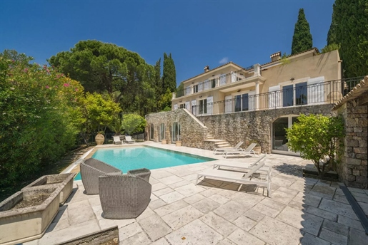 Mougins : Elégante villa moderne avec piscine et vue