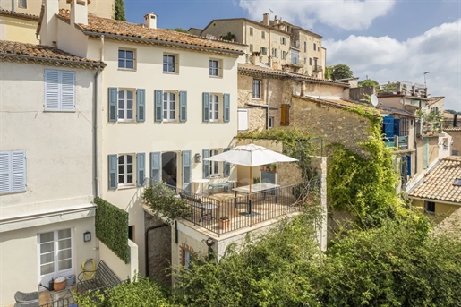 Chateauneauf-De-Grasse Village : A Unique townhouse with sea-view and spa, 6 bedrooms