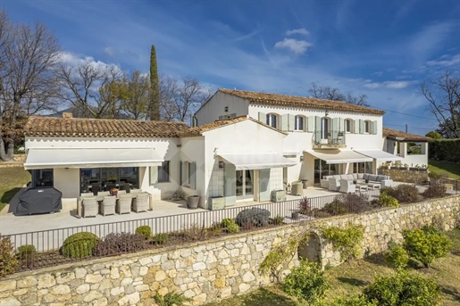 Villa with panoramic view up to the sea in Châteauneuf de Grasse