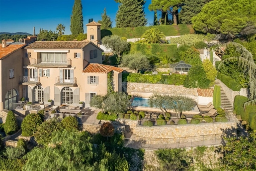 Mougins : Walking distance to told Village, a Duplex Apartment with Sea Views and Small pool