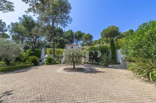 Mougins - Luxurious villa in Parcs de Mougins