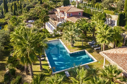 Grasse : Une luxueuse villa provençale avec vue panoramique.