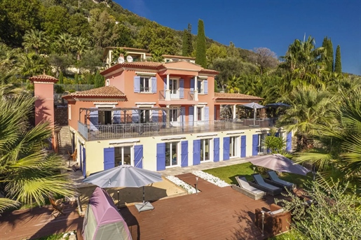 Grasse : Une luxueuse villa provençale avec vue panoramique.