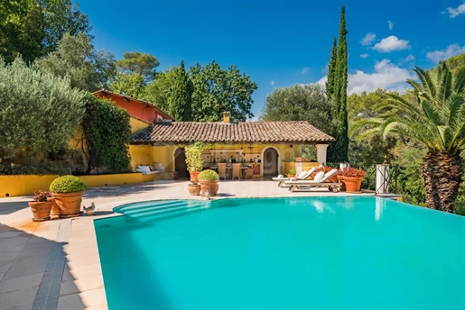 Mougins : Villa with Scenic Views and Exclusive Access to the Royal Mougins Golf Club