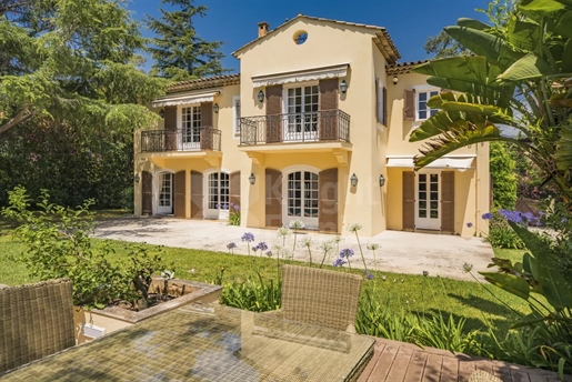 Saint-Jean-Cap-Ferrat - Villa de charme avec piscine et jardin plat