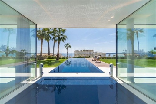 Cannes: een prachtige moderne villa met panoramisch uitzicht op zee