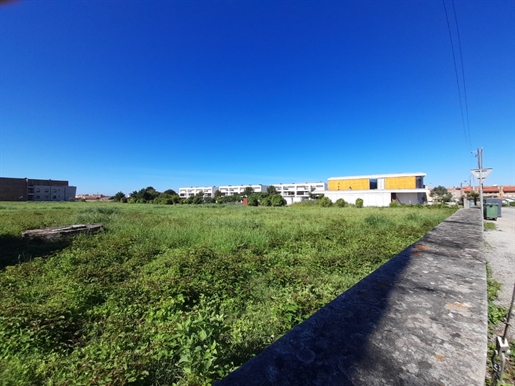 A plot of land of 1660 m², located in a good area of São Félix da Marinha