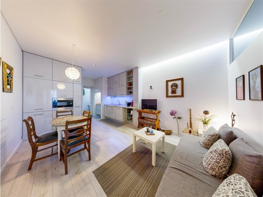 Excellent 1-bedroom apartment operating as short-term rental in the Graça neighbourhood.