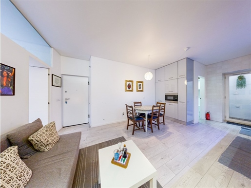 Excellent 1-bedroom apartment operating as short-term rental in the Graça neighbourhood.