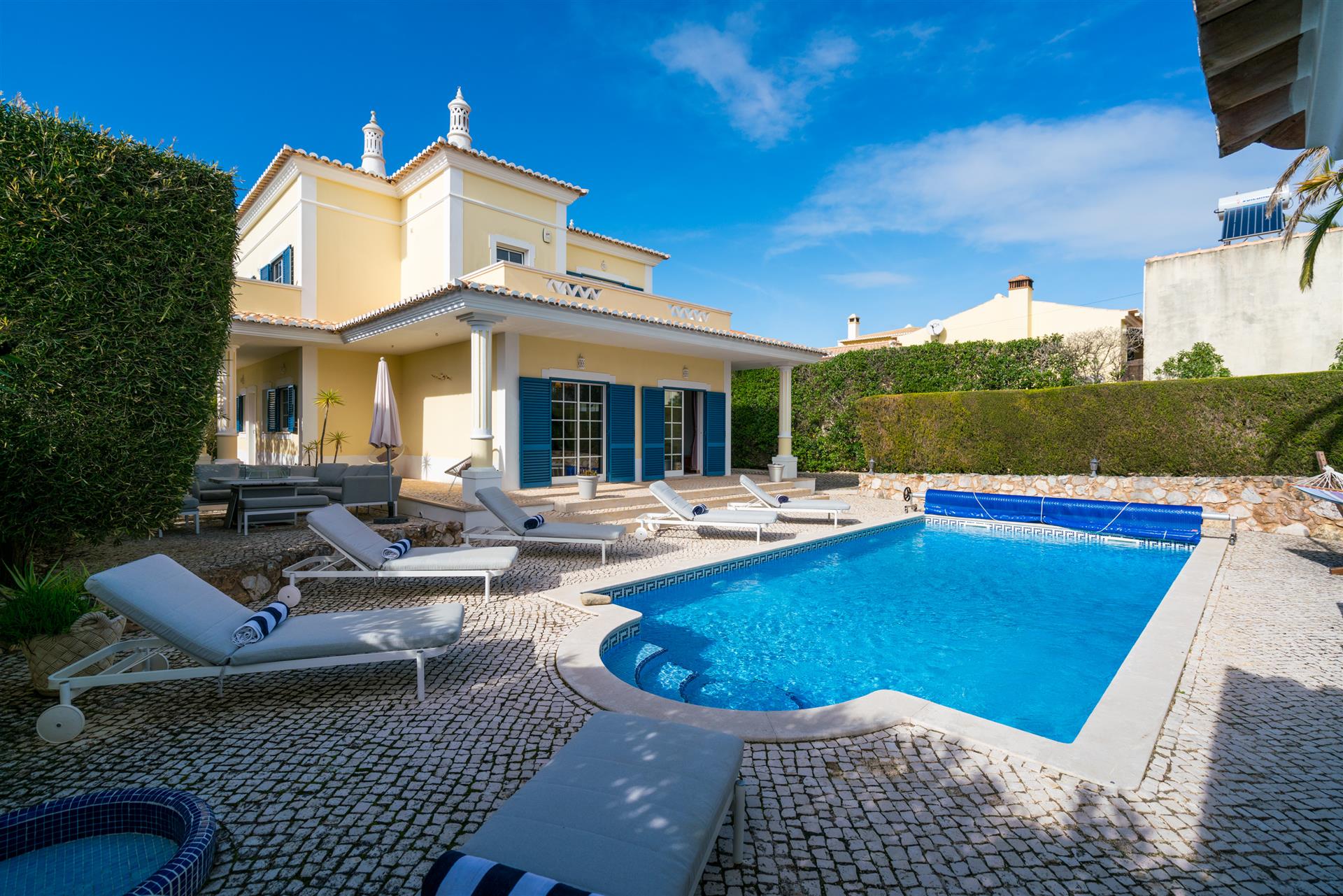 Sällsynt att marknadsföra vacker fristående villa med pool i en av Luz främsta vägar