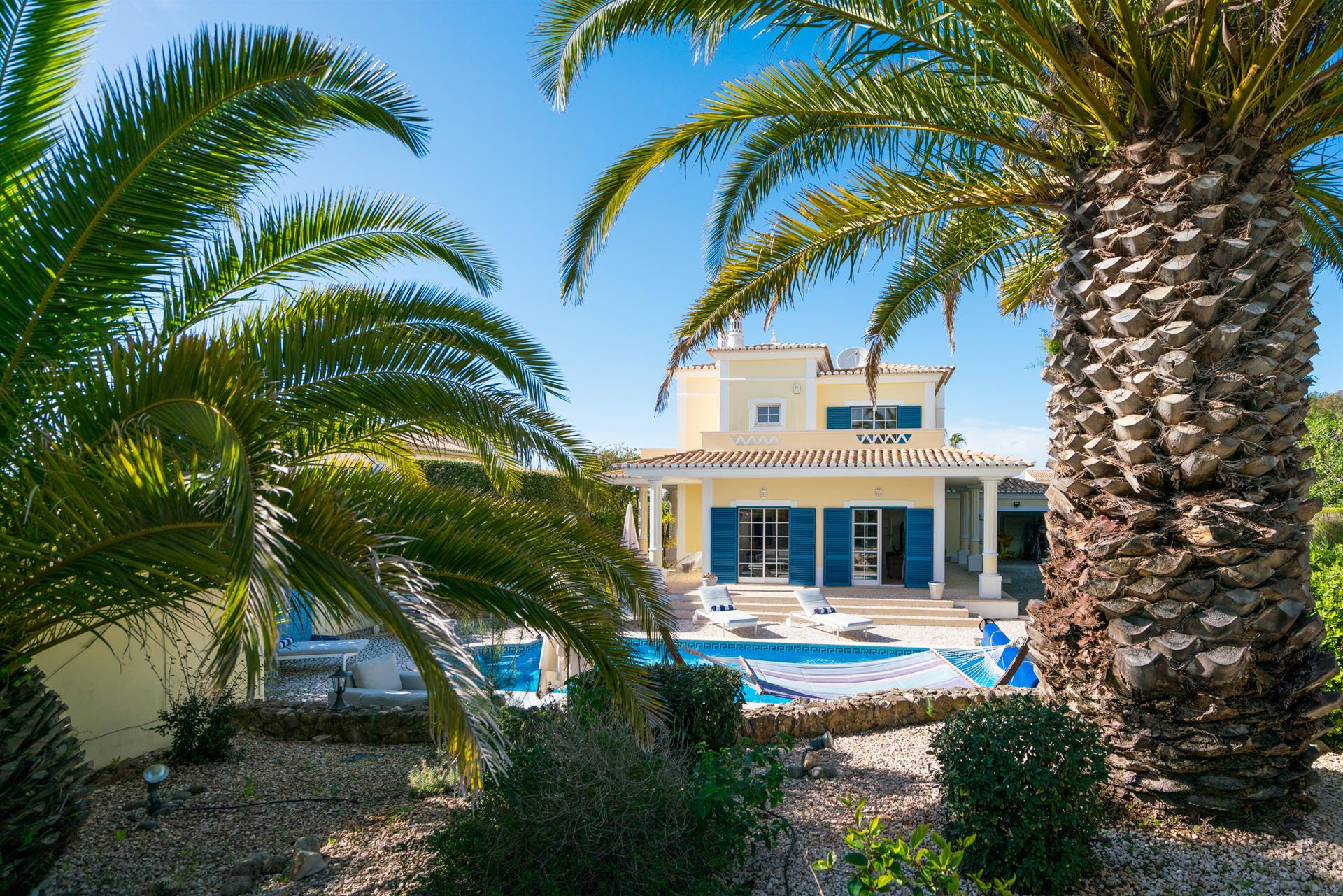 Sällsynt att marknadsföra vacker fristående villa med pool i en av Luz främsta vägar