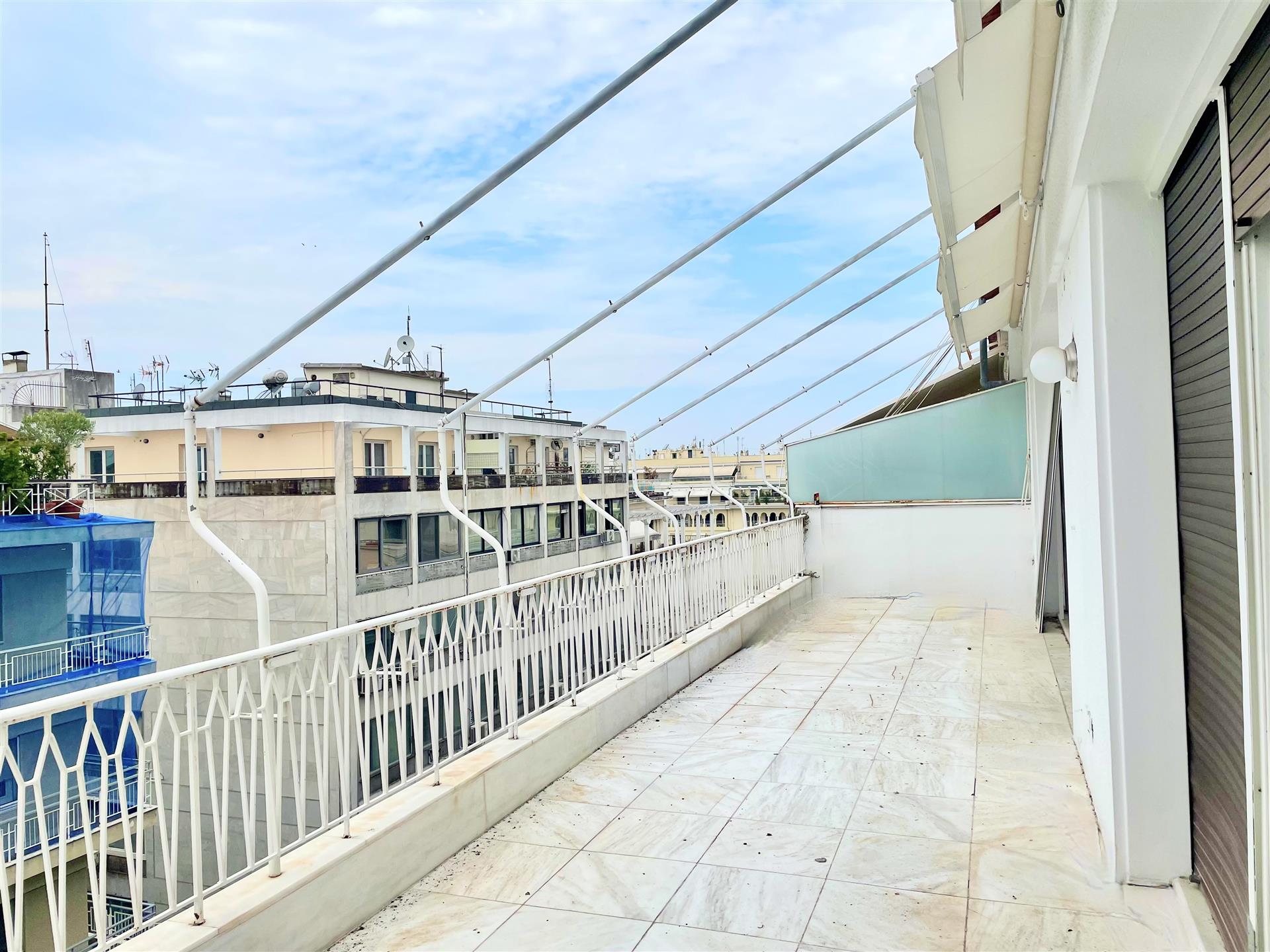 PENTHOUSE FOR SALE IN THE HISTORIC CENTER OF THESSALONIKI 