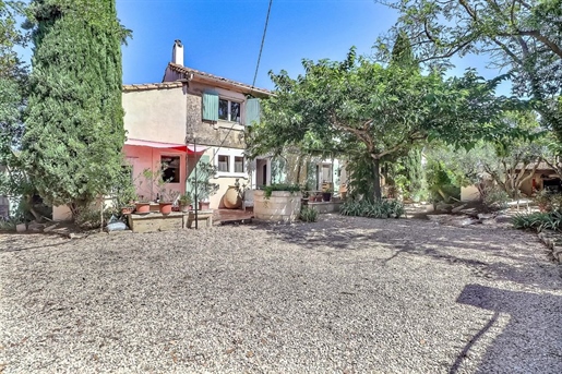 Nineteenth century farmhouse with a dominant view of Arles