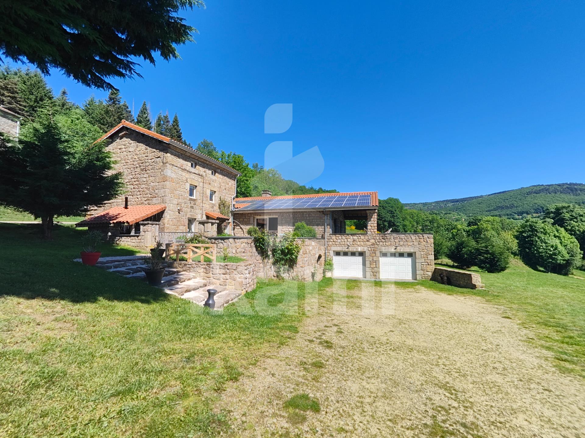 Corps de ferme rénové de 211m2 avec vue dégagée sur 6000m2 de terrain