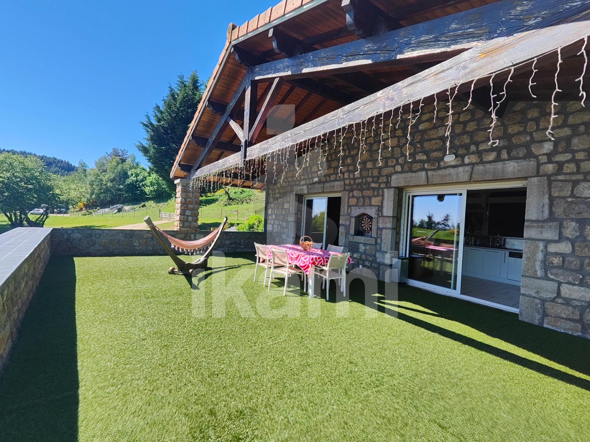 Corps de ferme rénové de 211m2 avec vue dégagée sur 6000m2 de terrain