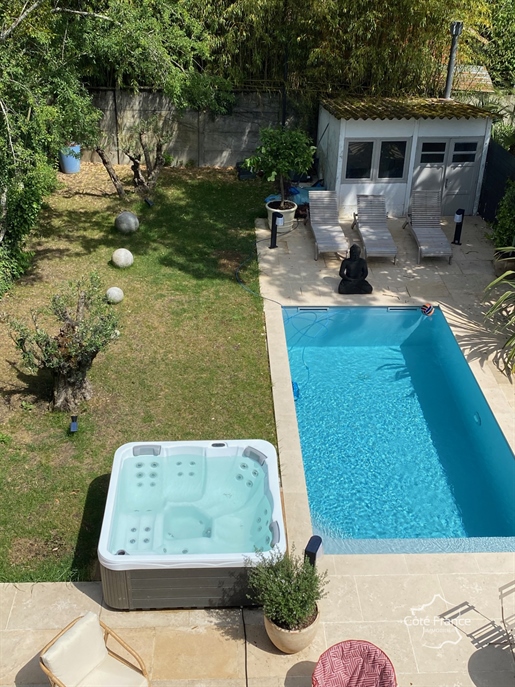 For sale Family house 5 bedrooms, Garage, swimming pool in Talence center