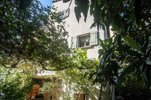 Townhouse with courtyard and outbuildings, Uzès