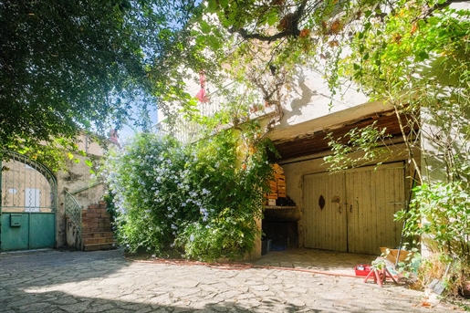 Townhouse with courtyard and outbuildings, Uzès