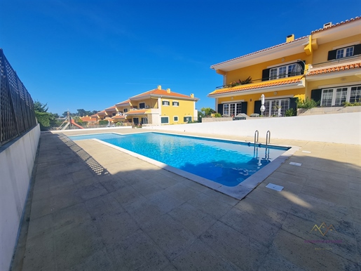 Unique villa inserted in a gated community with swimming pool in Cascais