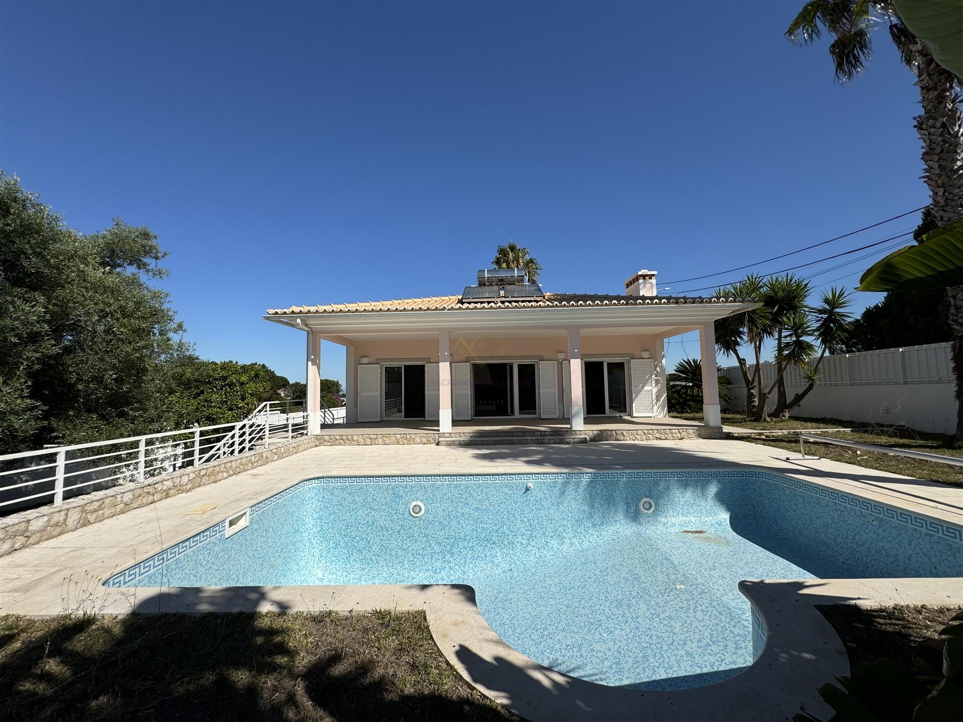 Chalet con jardín y piscina, en Sesimbra