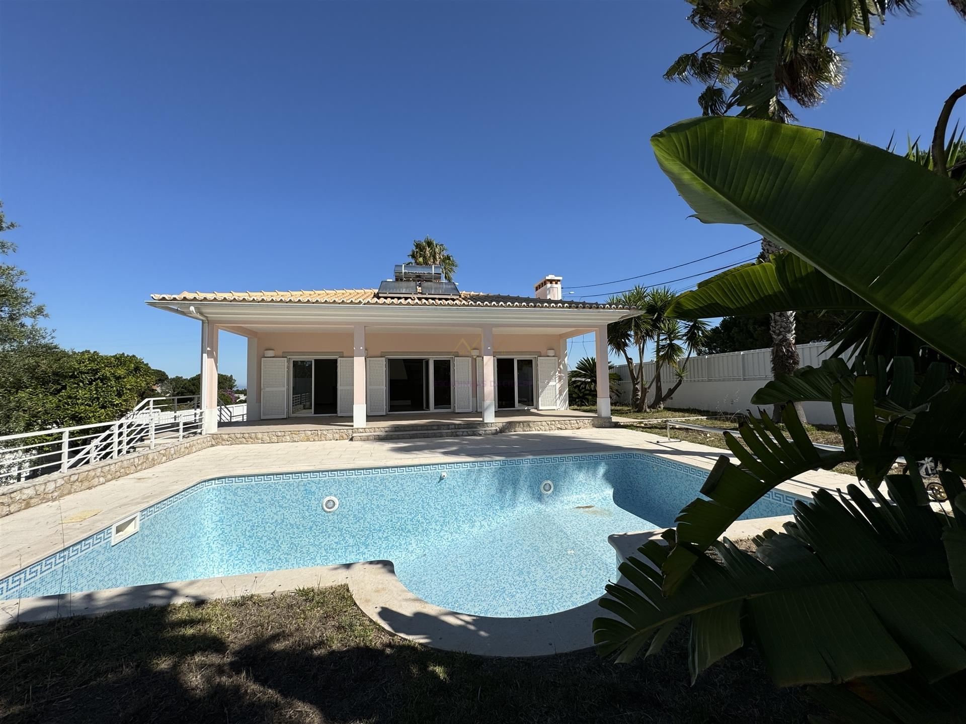 Chalet con jardín y piscina, en Sesimbra