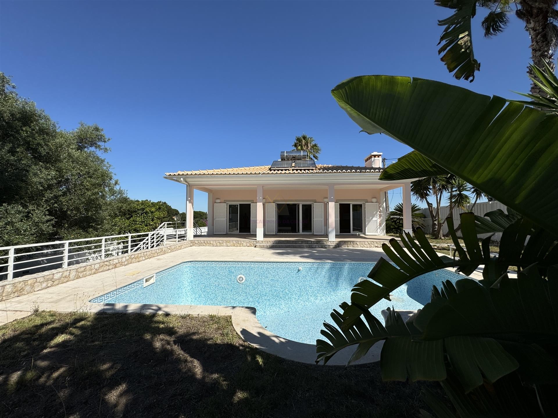 Chalet con jardín y piscina, en Sesimbra