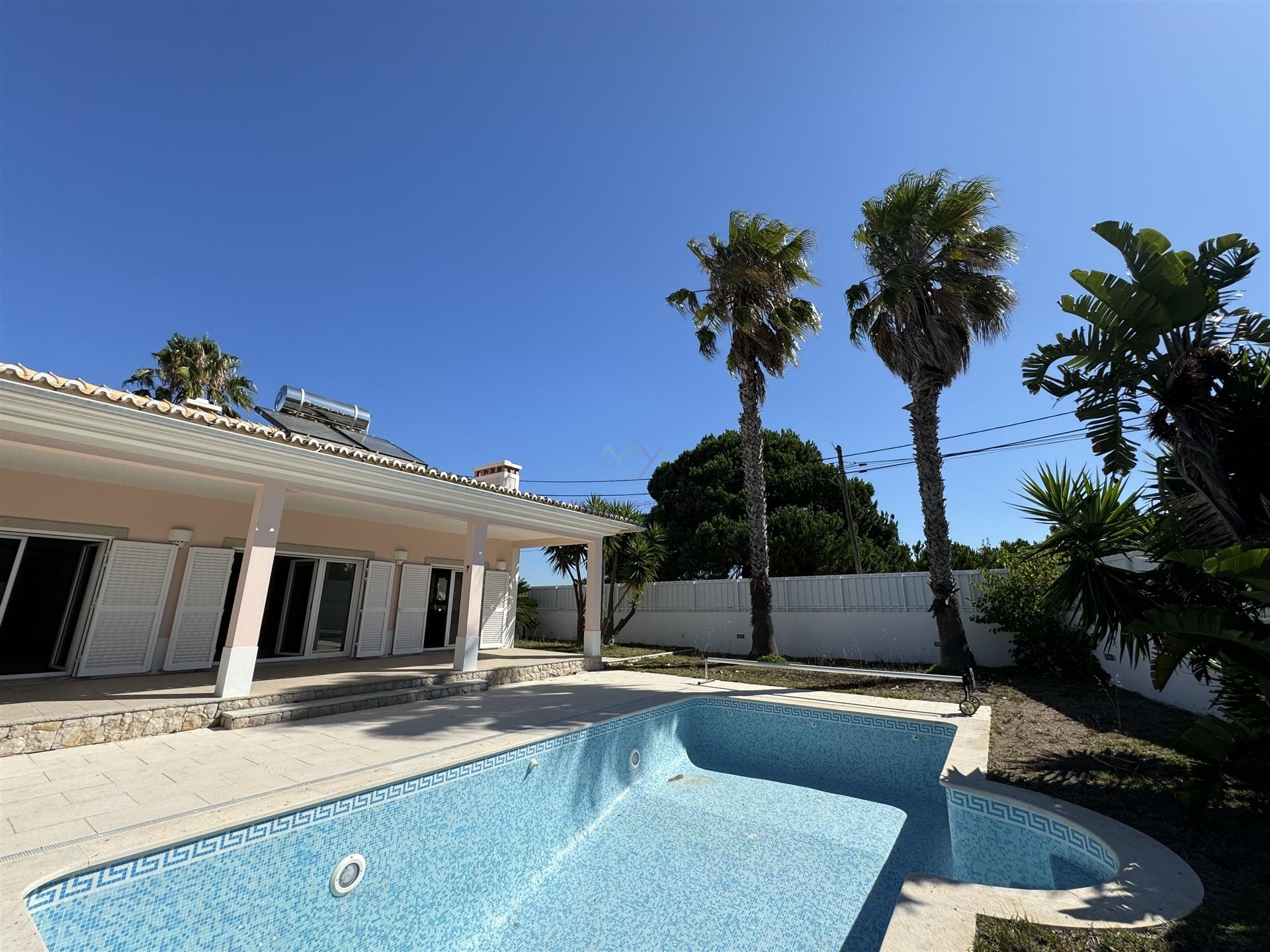 Chalet con jardín y piscina, en Sesimbra