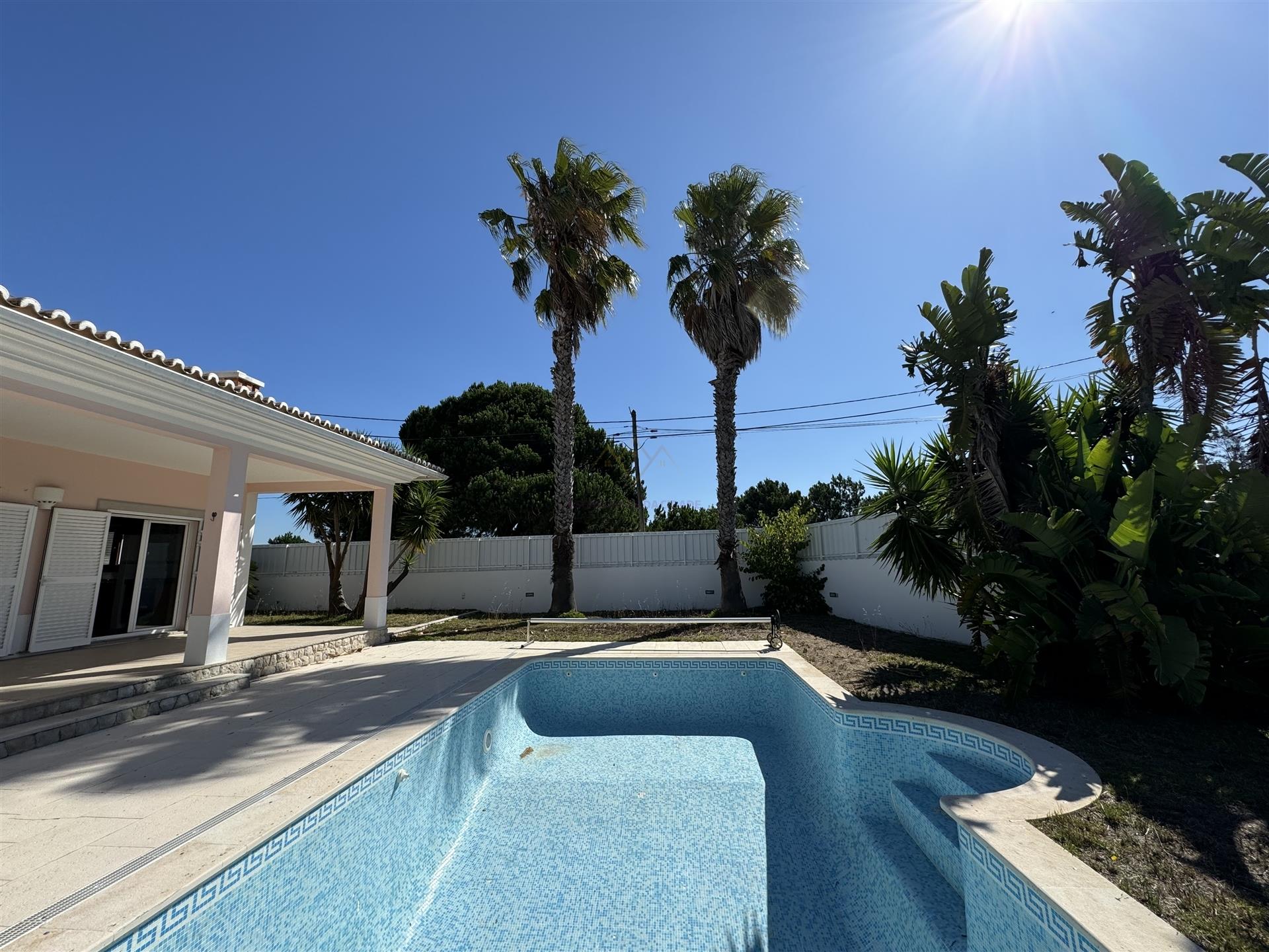 Chalet con jardín y piscina, en Sesimbra
